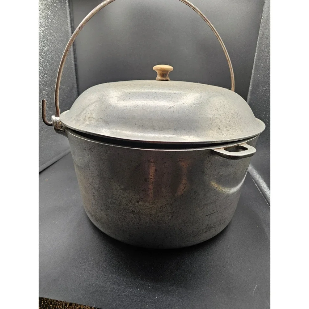 Vintage Majestic Cookware Cast Aluminum Dutch Oven Bail Handle Lid 10.5 Inch